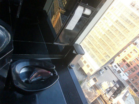 纽约一酒店洗手间路人一览无余引日本热议