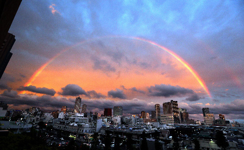东京雨后夕阳映照天空出现迷人彩虹桥
