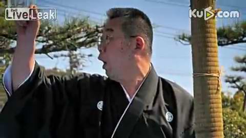 居合斩表演手滑 旁人险些丧命飞刀引话题