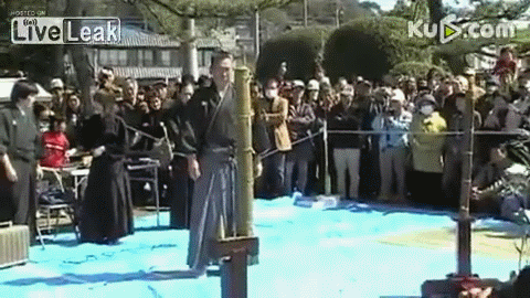 居合斩表演手滑 旁人险些丧命飞刀引话题