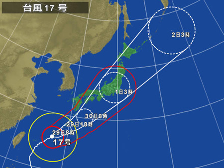 17号超强台风蹂躏冲绳 暴风吹翻路面卡车