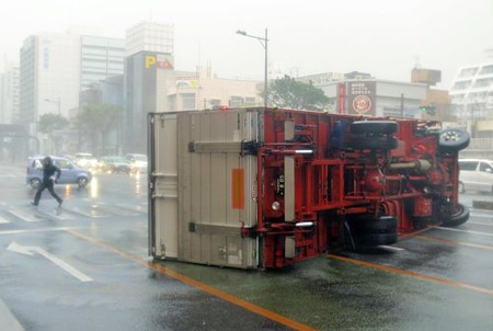 17号超强台风蹂躏冲绳 暴风吹翻路面卡车