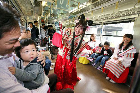 日本奈良开通导游列车 导游身着古装讲解