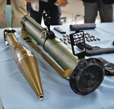 警方向媒体公开北九州所缴火箭炮等武器