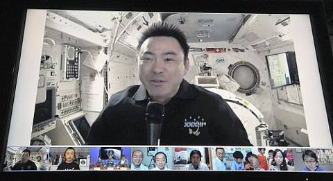 一般家庭用电脑和日本宇航员展开即时交流