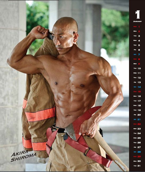 冲绳消防队员秀肌肉 推出爱心日历