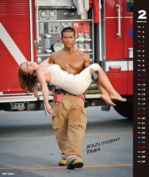 冲绳消防队员秀肌肉 推出爱心日历