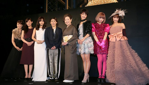 2012日本年度女性：阿酱性感登场领奖