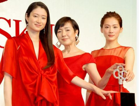 准妈妈小雪大腹便便出席活动 大谈育儿经