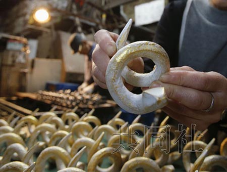 日本厂商制作仿蛇摆设品迎接蛇年