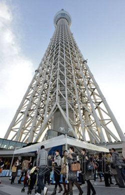 东京晴空塔开业半周年游客络绎不绝