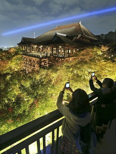 京都清水寺夜灯笼罩　秋夜红叶景色迷人