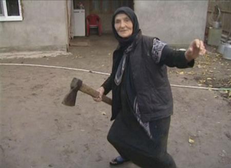 俄罗斯56岁老妇一斧击退凶恶野狼引话题