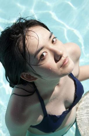 小岛藤子大胆披露泳装照 “稍微有点大人的样子”