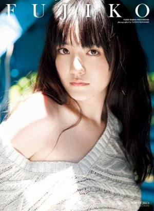 小岛藤子大胆披露泳装照 “稍微有点大人的样子”