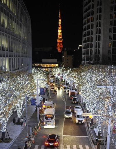 东京街头圣诞节装饰显浪漫节日气氛