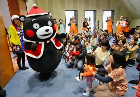 熊本县吉祥物“小熊本”扮圣诞老人行程满