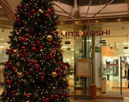 圣诞彩灯照亮下的东京夜