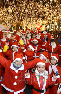 仙台市千人扮成圣诞老人游行迎圣诞