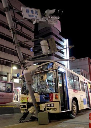 静冈县公交车冲向路边信号灯至11人受伤
