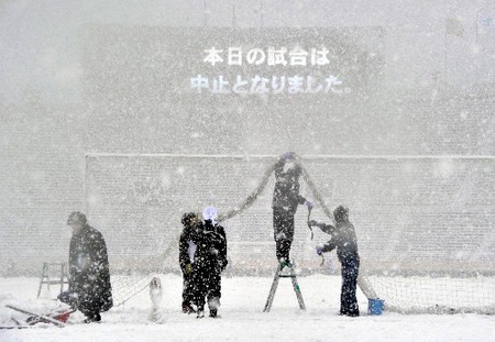 东京迎来入冬首场降雪 多项体育赛事受影响
