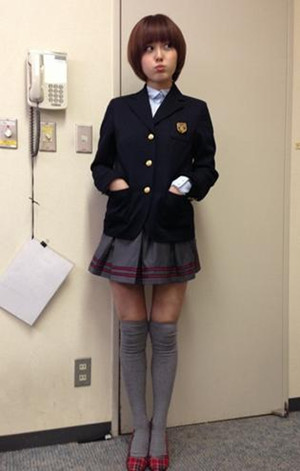 展露“绝对领域” 久住小春制服COSPLAY