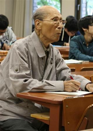 日本99岁老人赶车两小时只为上学梦