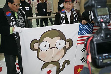日本特使访韩 韩国愤青机场切腹抗议