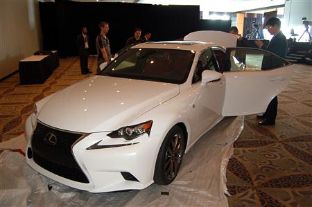 丰田在北美汽车展上展出新型雷克萨斯IS