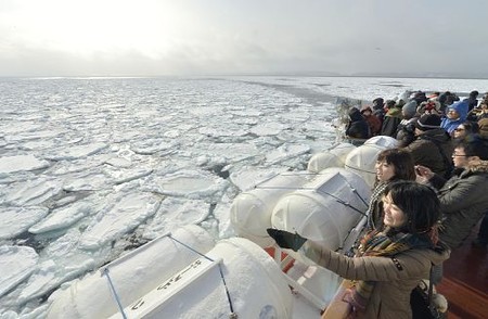 北海道破冰船起航 汪洋流冰游客欢呼雀跃