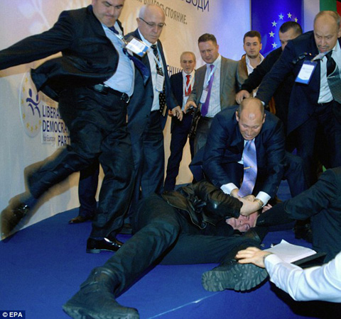 刺客讲台暗杀保加利亚政客失手遭群殴引话题