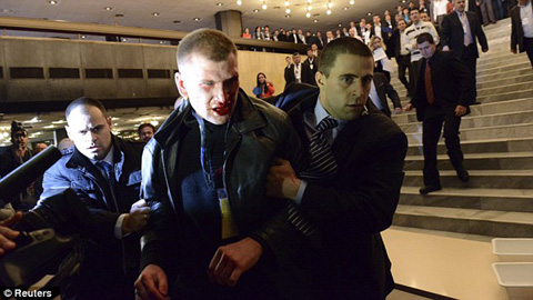 刺客讲台暗杀保加利亚政客失手遭群殴引话题