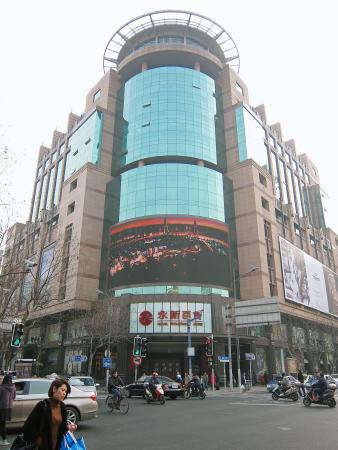 日本迅销公司将在上海推出全球最大旗舰店