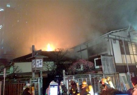 东京百年老店发生火灾　历史建筑烧毁一半