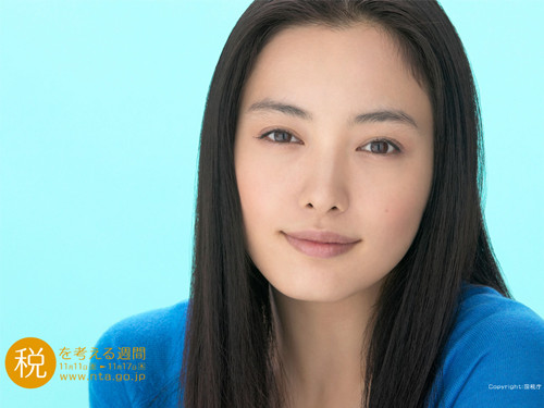 仲间由纪惠是继《美丽邻人》之后再次演坏女人,而且她的目标不再是