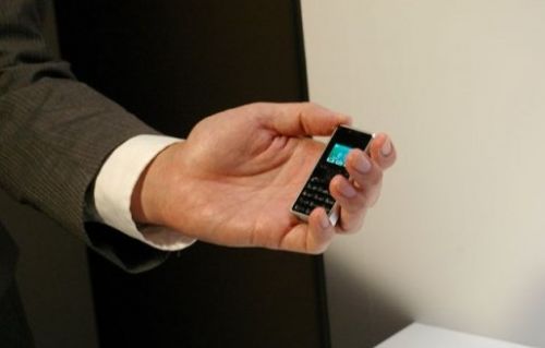 仅iPhone5一半大 日本推世界最小最轻手机