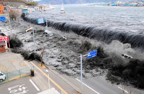 东日本大地震两周年 百万人工作受影响