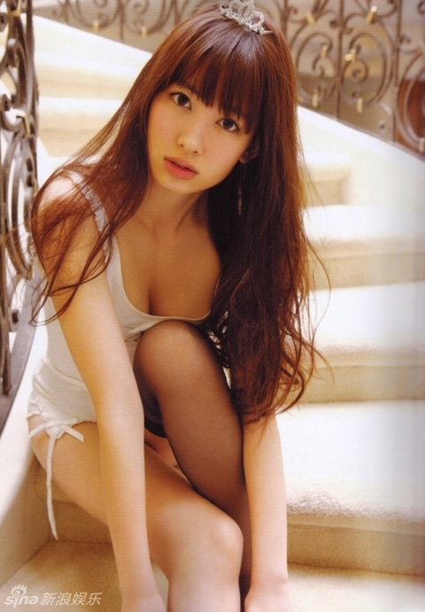 小嶋阳菜夏日海滩写真 衣裳轻褪褪诱惑十足