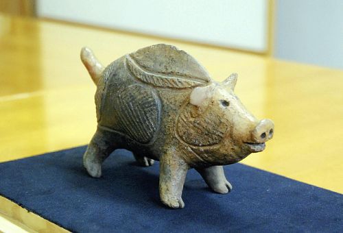 日本绳文时代出土的猪形陶瓷太可爱引话题