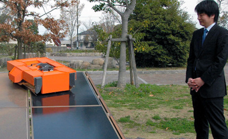 日本研发出全球首款太阳能面板清扫机器人