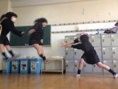 日本高中女生集体玩魔贯光杀炮引热议