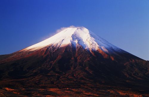 日本富士山山体异变现300米长裂缝