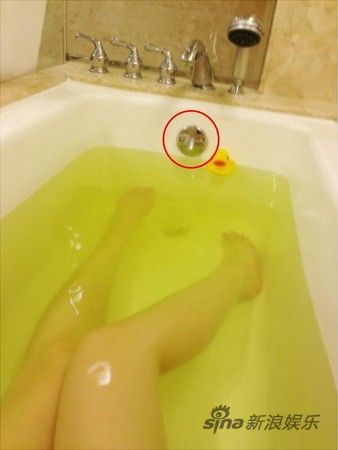 AKB48佐藤堇秀美腿 遭浴缸倒影意外露点
