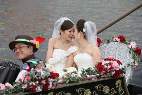 东京迪斯尼首次为同性恋情侣举办婚礼