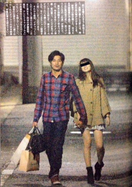 坂口宪二伊藤英明家门口公然亲吻