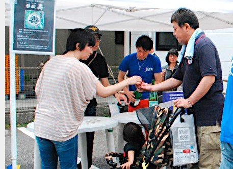 日本千叶县举办外国游客喝日本酒大赛