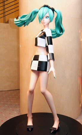 初音身着法国LV品牌服装亮相歌剧会