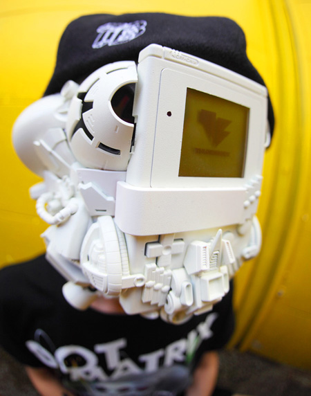 日本牛人制作史上奇葩GameBoy面具