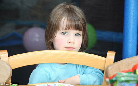 英国3岁小萝莉彩绘义卖830英镑引话题
