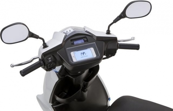 日本发布世界首台可搭载智能手机的电动摩托车